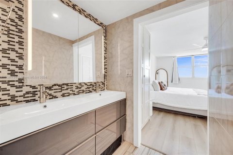 Condo in Miami Beach, Florida, 1 bedroom  № 1189193 - photo 16