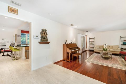 Casa en venta en Coral Gables, Florida, 5 dormitorios, 239.87 m2 № 1095686 - foto 2