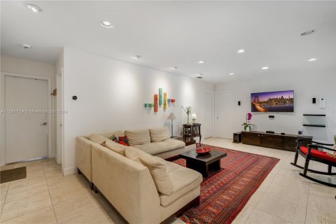 House in Coral Gables, Florida 5 bedrooms, 239.87 sq.m. № 1095686 - photo 23