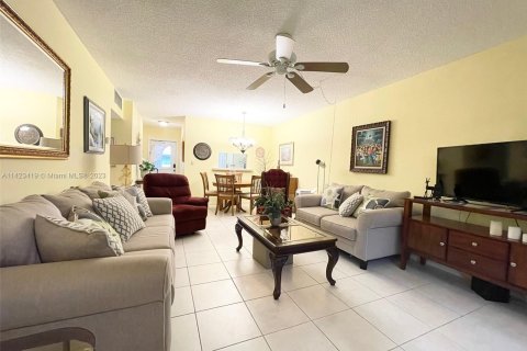 Copropriété à vendre à Lauderdale Lakes, Floride: 2 chambres, 87.7 m2 № 627108 - photo 5