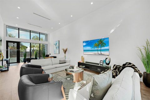 House in Miami, Florida 5 bedrooms, 193.61 sq.m. № 689422 - photo 25