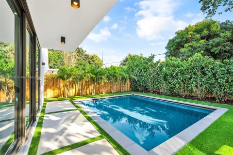 House in Miami, Florida 5 bedrooms, 193.61 sq.m. № 689422 - photo 21