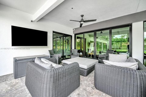 House in Miami, Florida 6 bedrooms, 320.42 sq.m. № 1387977 - photo 16