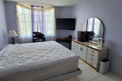 Condo in Hallandale Beach, Florida, 1 bedroom  № 1331090 - photo 10