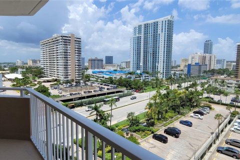 Condo in Hallandale Beach, Florida, 1 bedroom  № 1331090 - photo 4