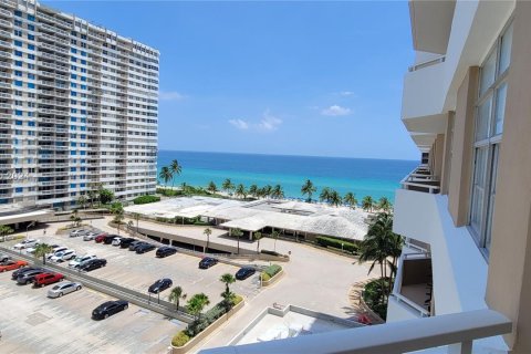 Condo in Hallandale Beach, Florida, 1 bedroom  № 1331090 - photo 1