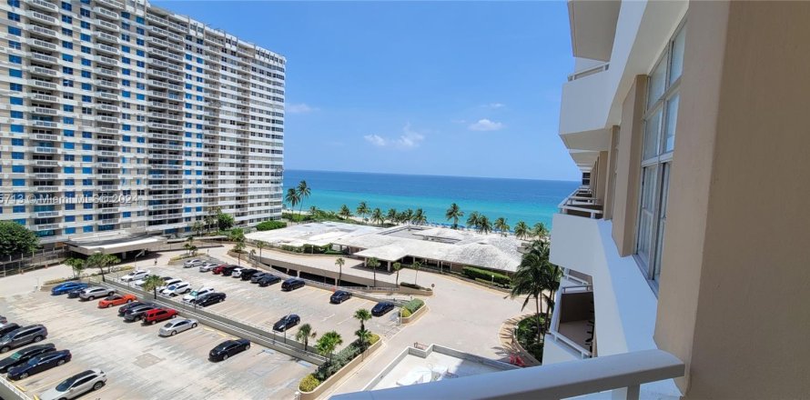 Condominio en Hallandale Beach, Florida, 1 dormitorio  № 1331090