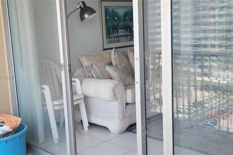 Condo in Hallandale Beach, Florida, 1 bedroom  № 1331090 - photo 3