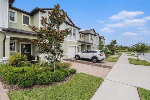 Townhouse in Land O' Lakes, Florida 3 bedrooms, 148.74 sq.m. № 1343458 - photo 2