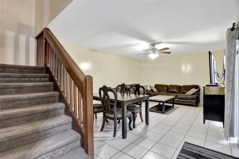 Townhouse in North Lauderdale, Florida 3 bedrooms, 132.11 sq.m. № 1333606 - photo 12