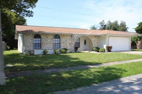 House in New Port Richey, Florida 4 bedrooms, 166.85 sq.m. № 1369998 - photo 1