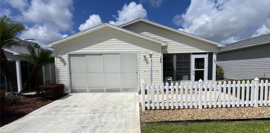 House in The Villages, Florida 2 bedrooms, 106.19 sq.m. № 1369962