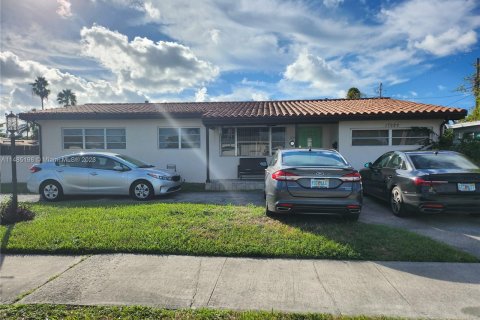 House in Miami, Florida 3 bedrooms, 131.36 sq.m. № 836836 - photo 1