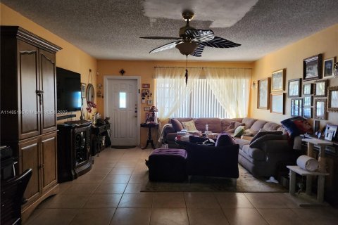 House in Miami, Florida 3 bedrooms, 131.36 sq.m. № 836836 - photo 3