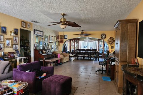 House in Miami, Florida 3 bedrooms, 131.36 sq.m. № 836836 - photo 6