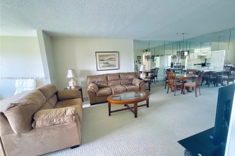 Condo in Sunrise, Florida, 2 bedrooms  № 1206807 - photo 8