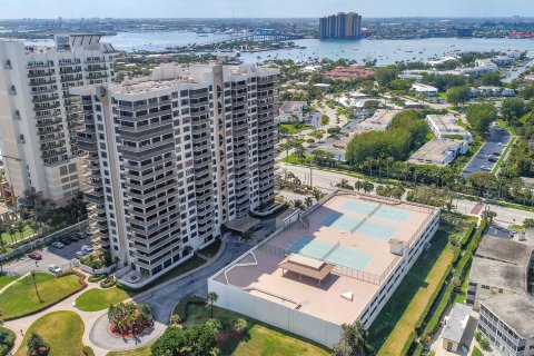 Condominio en venta en Riviera Beach, Florida, 2 dormitorios, 137.4 m2 № 1007444 - foto 3