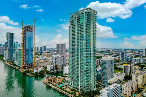 Condominio en venta en Miami, Florida, 3 dormitorios, 157.75 m2 № 124770 - foto 1