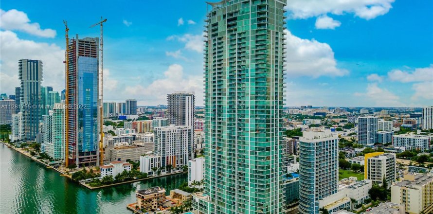 Condominio en Miami, Florida, 3 dormitorios  № 124770