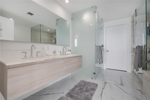 Condo in Miami, Florida, 3 bedrooms  № 124770 - photo 27