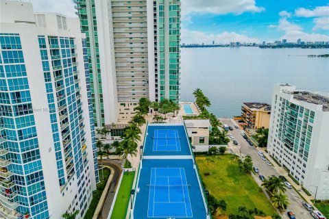 Condominio en venta en Miami, Florida, 3 dormitorios, 157.75 m2 № 124770 - foto 4