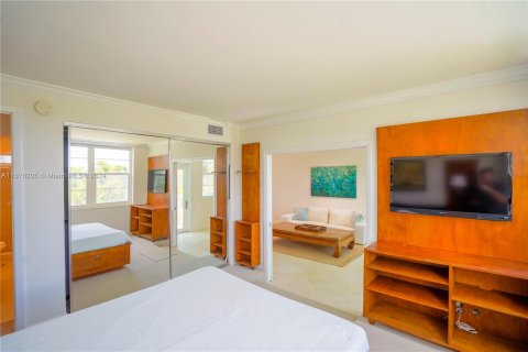 Condo in Miami Beach, Florida, 1 bedroom  № 1404145 - photo 13