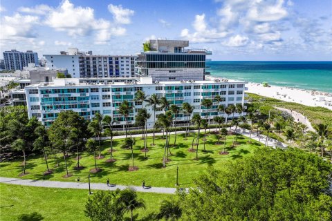 Condo in Miami Beach, Florida, 1 bedroom  № 1404145 - photo 17