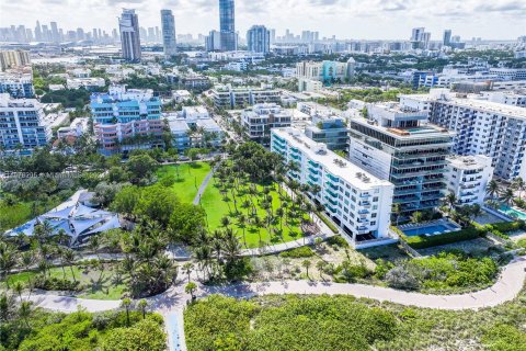 Condo in Miami Beach, Florida, 1 bedroom  № 1404145 - photo 19