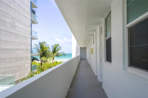 Condo in Miami Beach, Florida, 1 bedroom  № 1404145 - photo 20