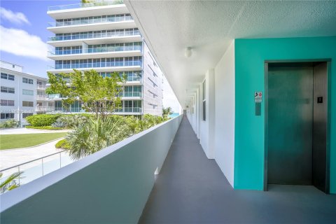 Condo in Miami Beach, Florida, 1 bedroom  № 1404145 - photo 22