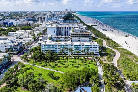 Condo in Miami Beach, Florida, 1 bedroom  № 1404145 - photo 18