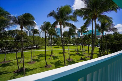 Condo in Miami Beach, Florida, 1 bedroom  № 1404145 - photo 23