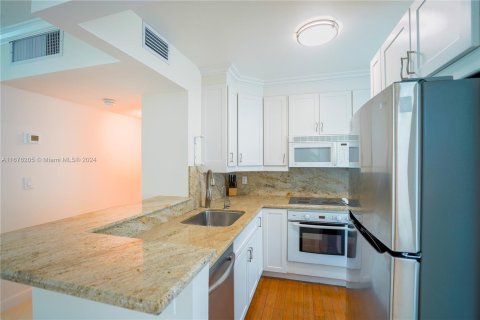 Condo in Miami Beach, Florida, 1 bedroom  № 1404145 - photo 9