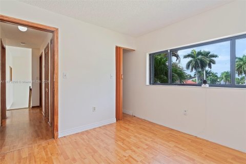 House in Miami, Florida 4 bedrooms, 269.51 sq.m. № 1404184 - photo 30