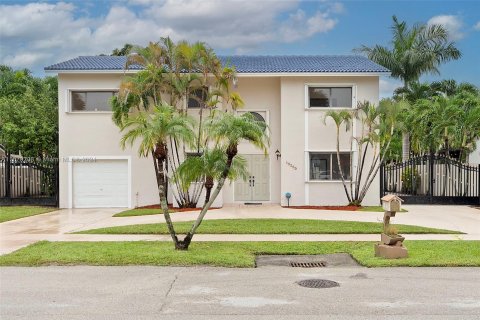 House in Miami, Florida 4 bedrooms, 269.51 sq.m. № 1404184 - photo 1