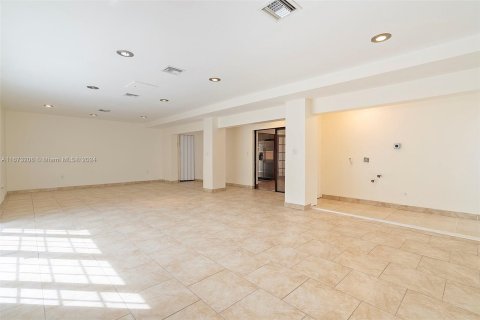 House in Miami, Florida 4 bedrooms, 269.51 sq.m. № 1404184 - photo 21