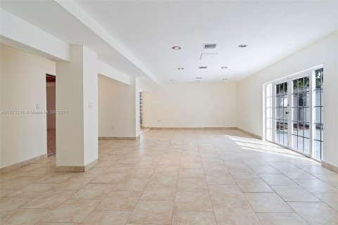 House in Miami, Florida 4 bedrooms, 269.51 sq.m. № 1404184 - photo 22