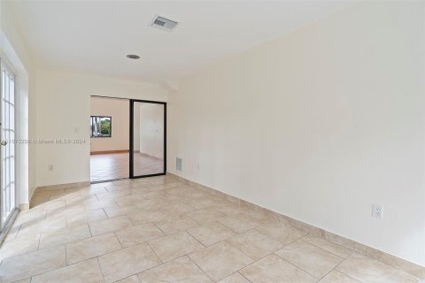 House in Miami, Florida 4 bedrooms, 269.51 sq.m. № 1404184 - photo 8