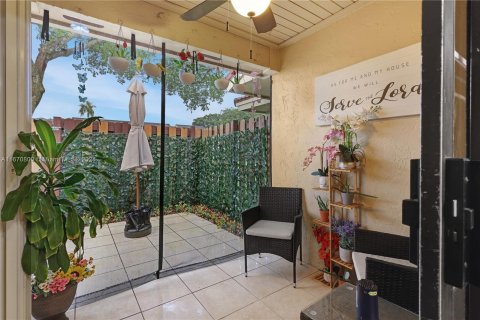 Touwnhouse à vendre à Hialeah, Floride: 2 chambres, 86.58 m2 № 1404182 - photo 13