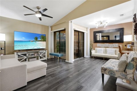 Touwnhouse à vendre à Hialeah, Floride: 2 chambres, 86.58 m2 № 1404182 - photo 1