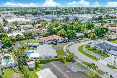 Villa ou maison à vendre à Miami, Floride: 4 chambres, 138.89 m2 № 1404143 - photo 1