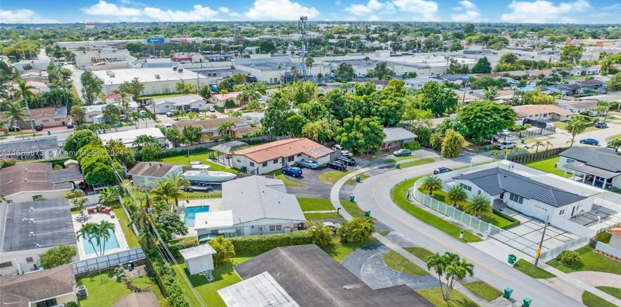 Villa ou maison à Miami, Floride 4 chambres, 138.89 m2 № 1404143