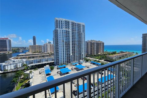 Condo in Hallandale Beach, Florida  № 1357171 - photo 1