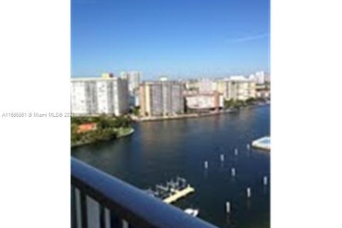 Condominio en alquiler en Hallandale Beach, Florida № 1357171 - foto 18