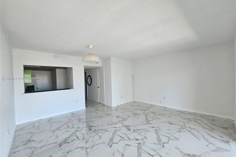 Condominio en alquiler en Hallandale Beach, Florida № 1357171 - foto 6