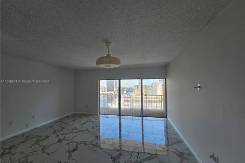 Condo in Hallandale Beach, Florida  № 1357171 - photo 9