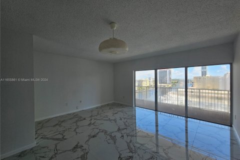 Condo in Hallandale Beach, Florida  № 1357171 - photo 8