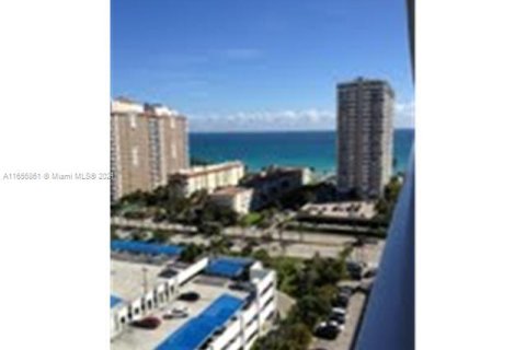 Condominio en alquiler en Hallandale Beach, Florida № 1357171 - foto 17