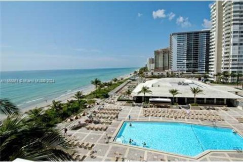 Condominio en alquiler en Hallandale Beach, Florida № 1357171 - foto 13