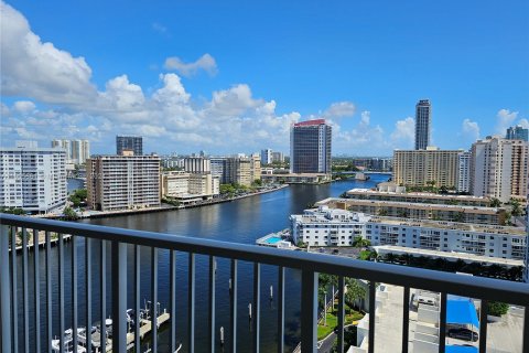 Condominio en alquiler en Hallandale Beach, Florida № 1357171 - foto 3